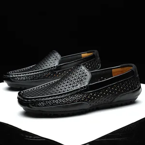Nahaufnahme von schwarzen Herren-Leder-Loafers mit atmungsaktivem, gewebtem Lochdesign.