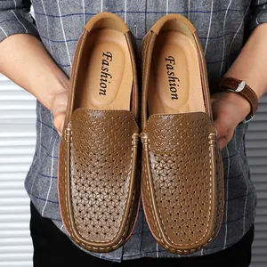 Detailansicht brauner Herren-Loafer aus perforiertem Leder mit Handnaht-Details.