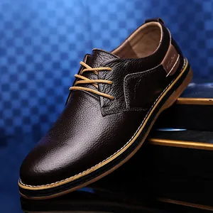 Detailansicht brauner Herrenschuh aus genarbtem Leder mit handgefertigten Nähten.