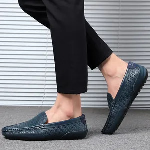 Detail von handgenähten Leder-Slippern in Marineblau mit hohler Netzstruktur