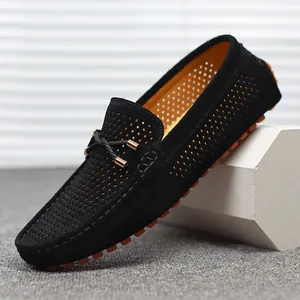 Ademende zwarte heren loafers van geperforeerd suède met een klassieke rubberen nopjeszool