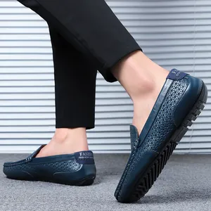 Handgefertigte blaue Herren-Loafer aus echtem Leder mit stilvollem Lochmuster-Design