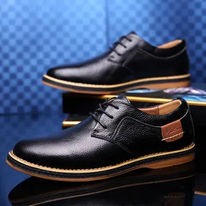 Nahaufnahme schwarzer Herren-Derby-Schuhe aus genarbtem Leder mit Kontrastnähten
