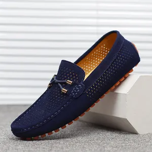 Ademende blauwe suède heren loafers met geperforeerd design en oranje noppenzool