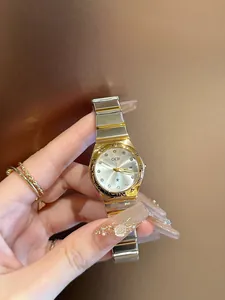 Detalle del reloj de cuarzo GEDI para mujer con correa de acero bicolor y ventana fecha