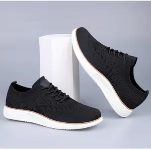 Détail de la tige en maille noire respirante pour baskets décontractées homme