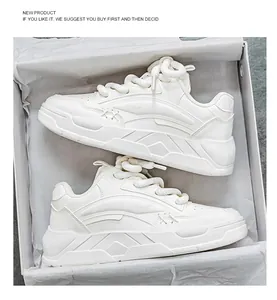 Gedetailleerd overzicht van witte chunky sneakers met dikke veters in een schoenendoos.