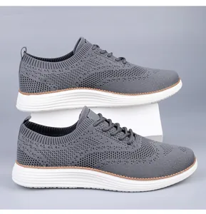 Vue latérale de chaussures de marche décontractées grises en maille pour hommes.