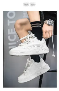 Gedetailleerd zijaanzicht van trendy witte ademende chunky sneakers gedragen met sokken