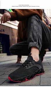 Gedetailleerd overzicht van ademende zwarte gebreide hardloopschoenen voor heren op straat
