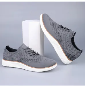 Vue détaillée de baskets en maille grise pour hommes avec semelle blanche texturée