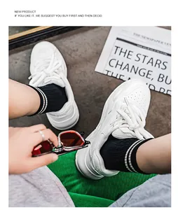 Close-up van witte ademende grove sneakers met dikke veters in streetwear