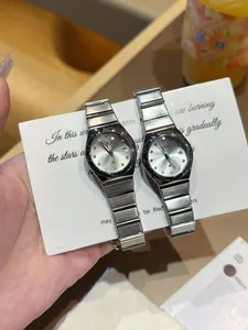Vista detallada del elegante reloj de cuarzo GEDI para mujer con correa de acero y fecha