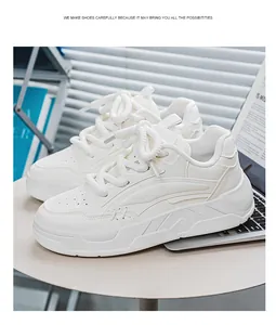 Gedetailleerd overzicht van witte chunky sneakers met dikke zolen en ronde veters