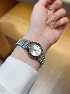 Vista detallada del reloj de cuarzo GEDI plateado para mujer con correa de acero