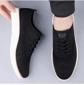 Détails des baskets de marche décontractées en maille noire pour hommes à semelles blanches.