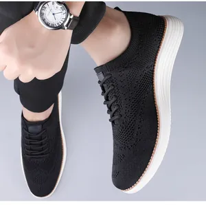 Vue détaillée des baskets noires en maille pour hommes montrant la texture respirante