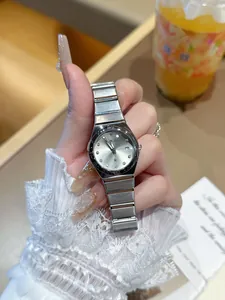 Vista detallada de reloj de cuarzo GEDI para mujer con correa de acero plateada