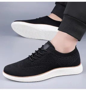 Gros plan sur la maille noire et la semelle blanche flexible de ces chaussures de marche