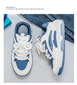 Gedetailleerd bovenaanzicht van stijlvolle blauw-witte ademende chunky sneakers op denim.
