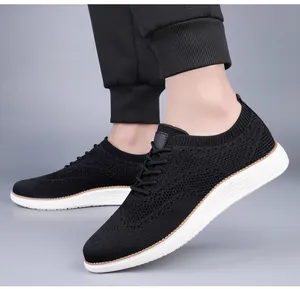Vue détaillée des baskets de sport pour hommes en tricot noir respirant avec semelle blanche