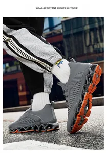 Detailweergave van de grijze ademende hardloopschoenen voor heren met oranje rubberen zool