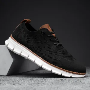 Λεπτομερής όψη μαύρου ανδρικού sneaker fly-knit με λευκή σόλα και καφέ λεπτομέρειες.