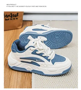 Gedetailleerd zijaanzicht en getextureerde zool van blauw-witte chunky sneakers