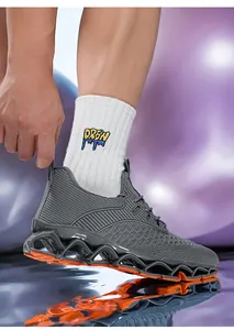 Zijaanzicht van grijze herensportschoenen voor hardlopen met een gebreid bovenwerk