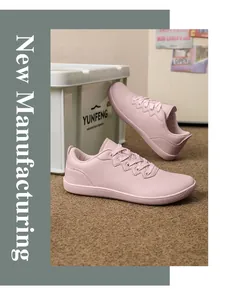 Vista dettagliata di scarpe a piedi nudi rosa con punta larga per camminata comoda