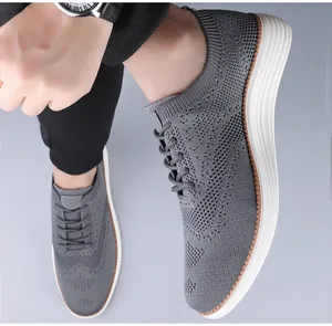 Détail de la texture des chaussures de marche décontractées en maille grise pour hommes
