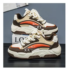 Gedetailleerd zijaanzicht van ademende dad-sneakers met dikke zolen in bruin en oranje.