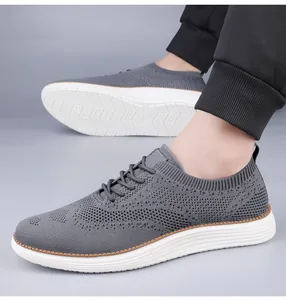 Gros plan de chaussures de marche grises en maille pour hommes avec semelle blanche flexible