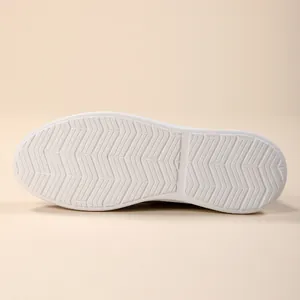 Vue détaillée de la semelle antidérapante blanche durable des chaussures de marche