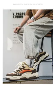 Gedetailleerde lifestyle-opname van bruine en beige chunky herensneakers met oranje.