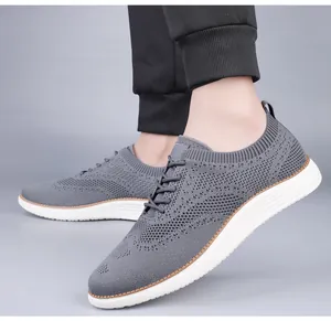 Gros plan de chaussures de marche grises pour hommes en maille respirante et semelle