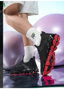 Detail van ademende heren hardloopschoenen met innovatieve rode blade zool.