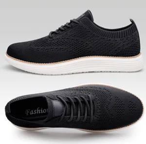 Vue détaillée de côté et de dessus de chaussures de marche noires flyknit pour hommes