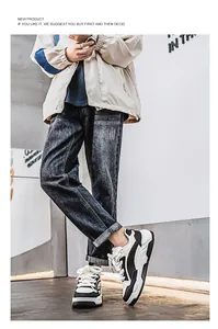 Detailopname van zwart-witte chunky bread sneakers voor heren streetwear mode