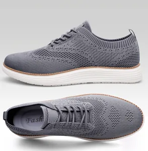 Vue détaillée de chaussures de marche en flyknit gris avec laçage et mesh respirant