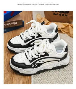 Detailweergave van de ademende zwart-witte chunky herensneakers op een zacht tapijt