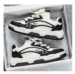 Bovenaanzicht van zwart-witte ademende chunky sneakers in een witte schoenendoos