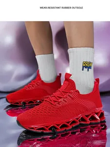 Gedetailleerd overzicht van rode ademende blade hardloopschoenen met holle zool ontwerp.