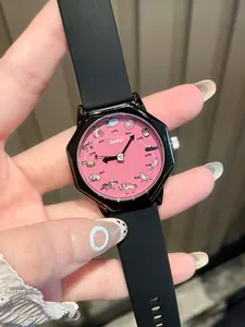 Detailopname van een schattig roze kwartshorloge met kattenthema en zwarte siliconenband
