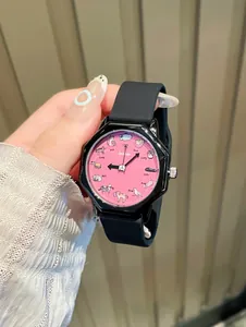 Detailopname van een roze quartzhorloge met kattenpatroon voor dames, zwarte achtkante kast.