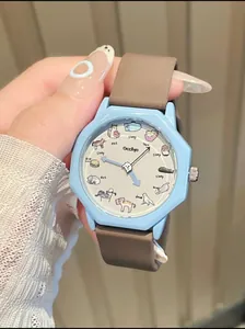 Schattig dameshorloge met kattenmotief, blauwe achthoekige kast en bruine siliconen band