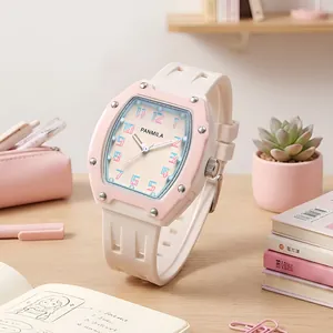 Montre à quartz tonneau rose élégante PANMILA pour femme sur un bureau