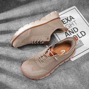 Vue détaillée du tissu mesh kaki et de la conception à bout large des chaussures.