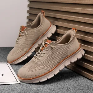 Vue détaillée de chaussures de randonnée pieds nus kaki avec bout large et texture tricot