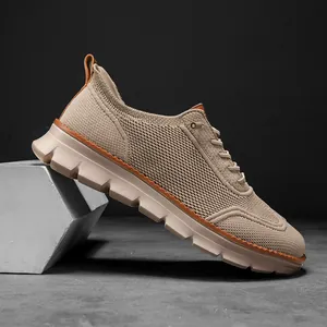 Vue de côté de chaussures de randonnée homme à bout large en maille respirante avec semelle épaisse